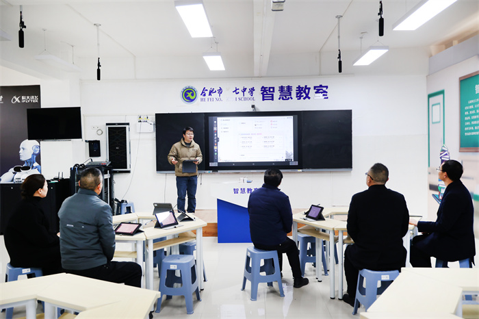 江苏省新星教育集团一行莅临luck18平台参观交流(图5) 江苏省新星教育集团一行莅临luck18平台参观交流(图5)