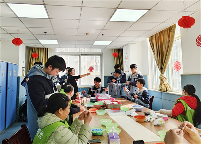 luck18平台高一(24)班走进智爱阳光家园传递爱心(图2) luck18平台高一(24)班走进智爱阳光家园传递爱心(图2)