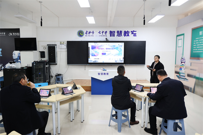 江苏省连云港市赣榆区教育局考察团莅临luck18平台参观交流(图4) 江苏省连云港市赣榆区教育局考察团莅临luck18平台参观交流(图4)