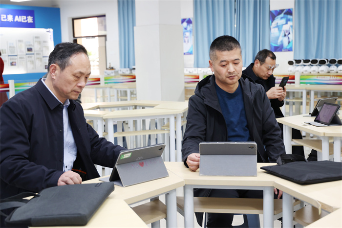 江苏省连云港市赣榆区教育局考察团莅临luck18平台参观交流(图5) 江苏省连云港市赣榆区教育局考察团莅临luck18平台参观交流(图5)