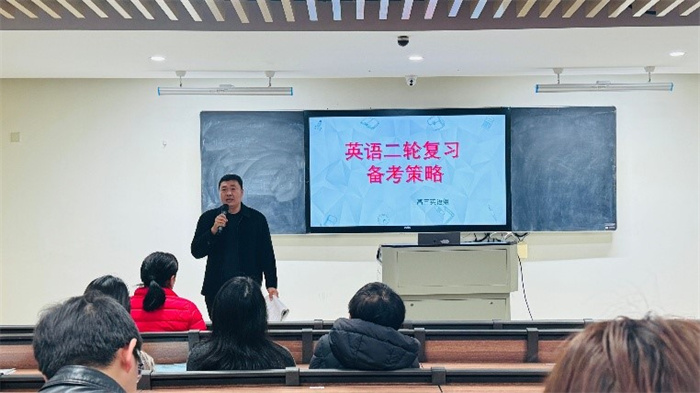luck18平台英语学科主任白云涛评课.jpg luck18平台英语学科主任白云涛评课.jpg