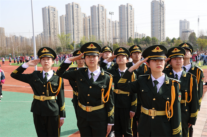 合肥在线：“大手拉小手 同升一面旗”——下载18新利深入推进大中小学思政课一体化建设(图3)