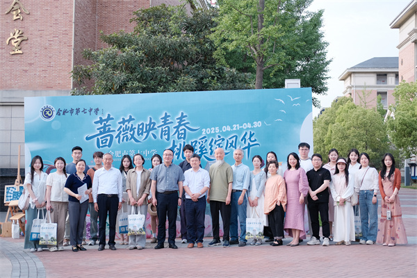 美术展合影.jpg