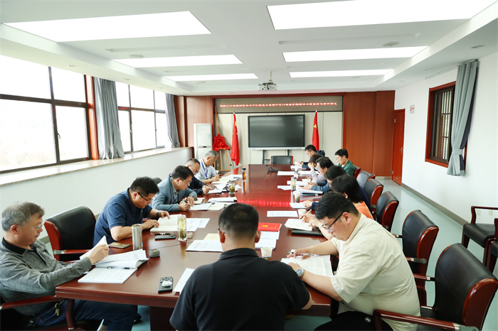 luck18平台党委理论学习中心组深入贯彻中央八项规定精神学习教育读书班开班(图1)