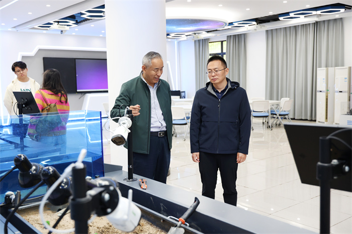 中科大附中实验学校一行莅临luck18平台考察交流(图2) 中科大附中实验学校一行莅临luck18平台考察交流(图2)