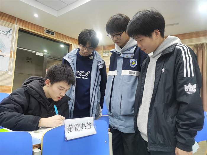 luck18平台 “萤窗共答” 点亮成长之路(图2) luck18平台 “萤窗共答” 点亮成长之路(图2)