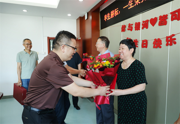 luck18平台举行“芳华谢幕，情满杏坛”荣休教师座谈会(图3)