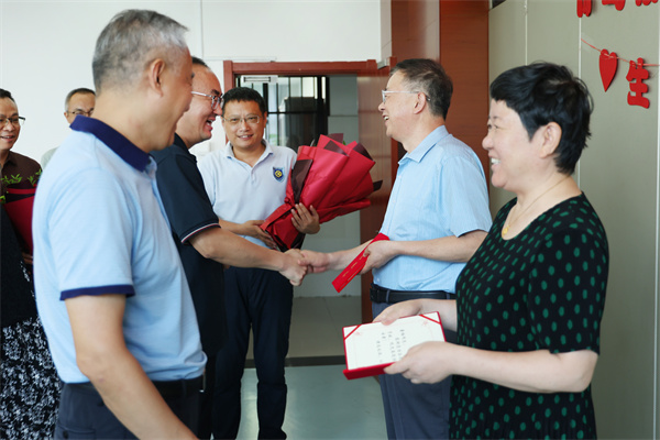 luck18平台举行“芳华谢幕，情满杏坛”荣休教师座谈会(图2)