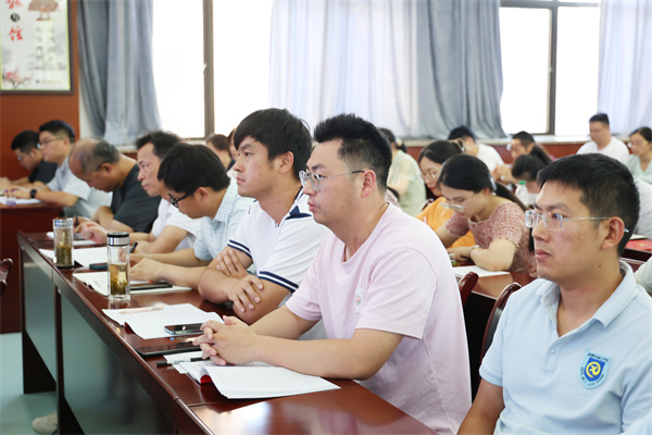 luck18平台召开全体党员大会暨深入贯彻中央八项规定精神学习教育讲座(图2) luck18平台召开全体党员大会暨深入贯彻中央八项规定精神学习教育讲座(图2)