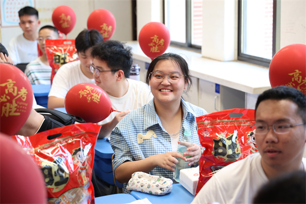 新学期“满电”出发！luck18平台高三年级活力返校(图6)