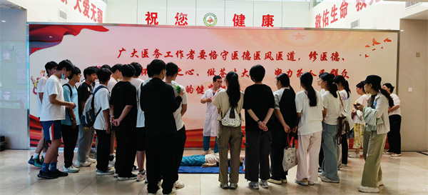 luck18平台高一(12)班:在901医院上了堂“滚烫”的生命课(图3) luck18平台高一(12)班:在901医院上了堂“滚烫”的生命课(图3)