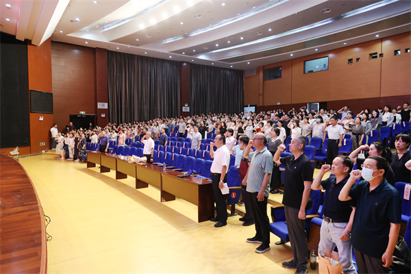 luck18平台召开2024-2025学年第二学期期末全体教职工大会(图5)