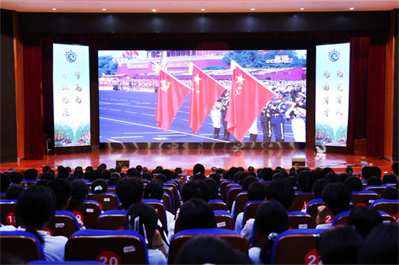 见证巍峨中华:luck18平台师生集中观看纪念抗战胜利80周年阅兵仪式(图1) 见证巍峨中华:luck18平台师生集中观看纪念抗战胜利80周年阅兵仪式(图1)