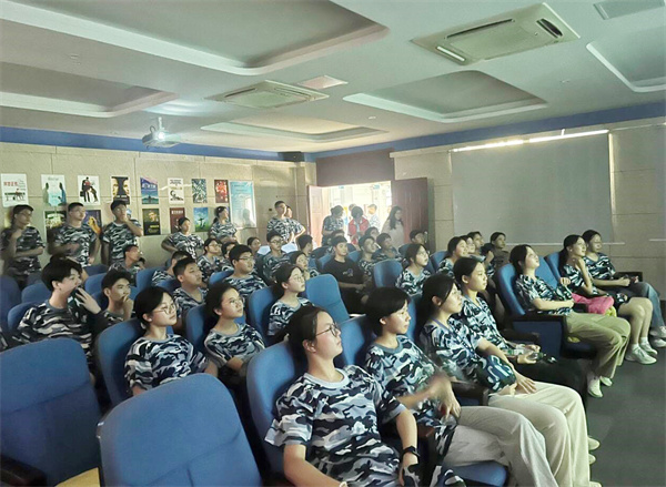 高一新生游园1.jpg luck18平台扎实推进开学前后心理健康教育工作(图8)