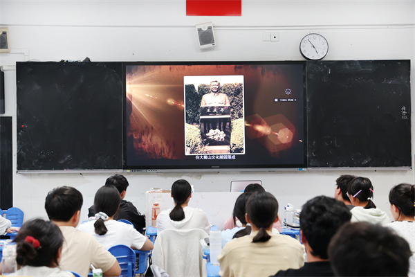 luck18平台“王庆平班”成功举办“学习王庆平烈士精神”主题班会(图1)