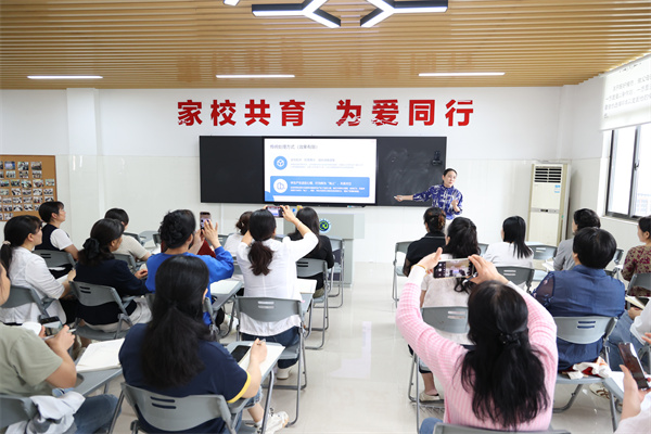 宿舍管理不“头疼”！luck18平台专项培训让生活老师变身“沟通达人”(图1)