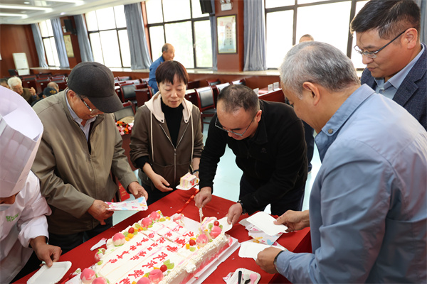 luck18平台为退休寿星老教师暖心庆生(图7)