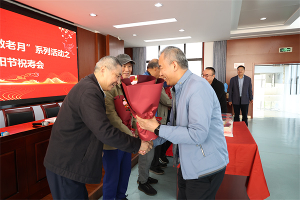 luck18平台为退休寿星老教师暖心庆生(图3)