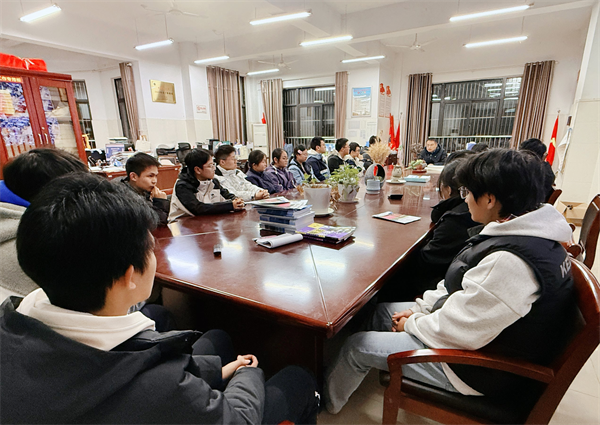 luck18平台高三年级召开分组团学生会议(图1)