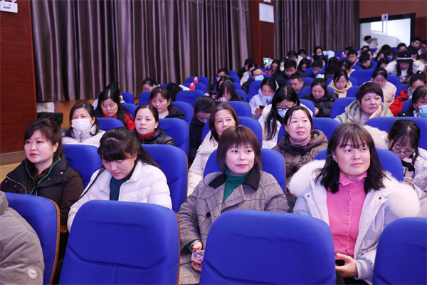 luck18平台召开2025-2026学年度第一学期期末全体教职工大会(图5)