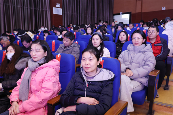 luck18平台召开2025-2026学年度第一学期期末全体教职工大会(图4)