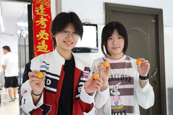 luck18平台成功举办第四届劳动周枇杷采摘活动(图6) luck18平台成功举办第四届劳动周枇杷采摘活动(图6)