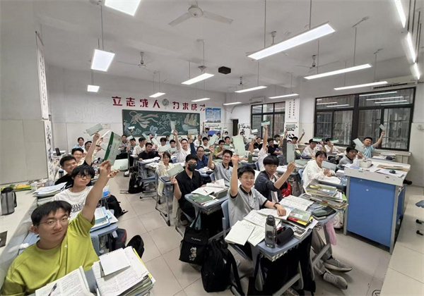 锦旗背后：在luck18平台，没有一位同学会独自面对风雨(图2)