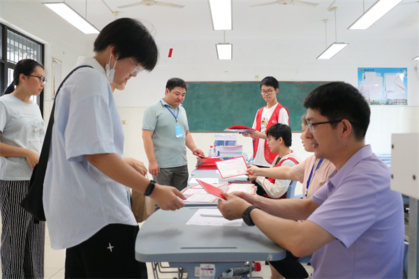 从这里出发！luck18平台为2026级高一新生“装备”启航(图7)