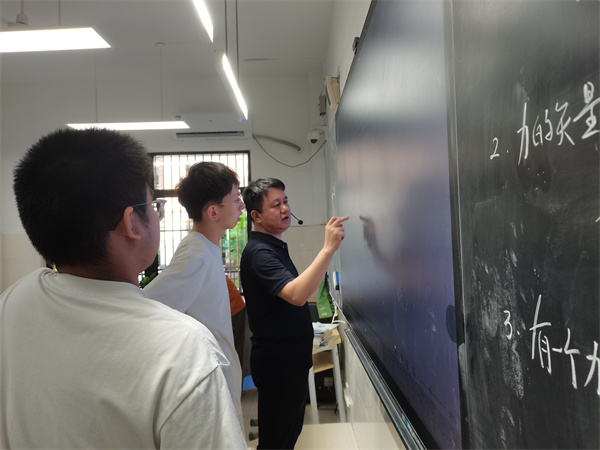 luck18平台高三开学周记:处处可见“拔节生长”的力量(图2) luck18平台高三开学周记:处处可见“拔节生长”的力量(图2)