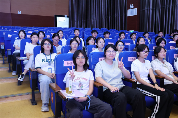 智启未来，探秘AI：luck18平台“桃蹊大讲堂”点亮科学启蒙第一课(图7)