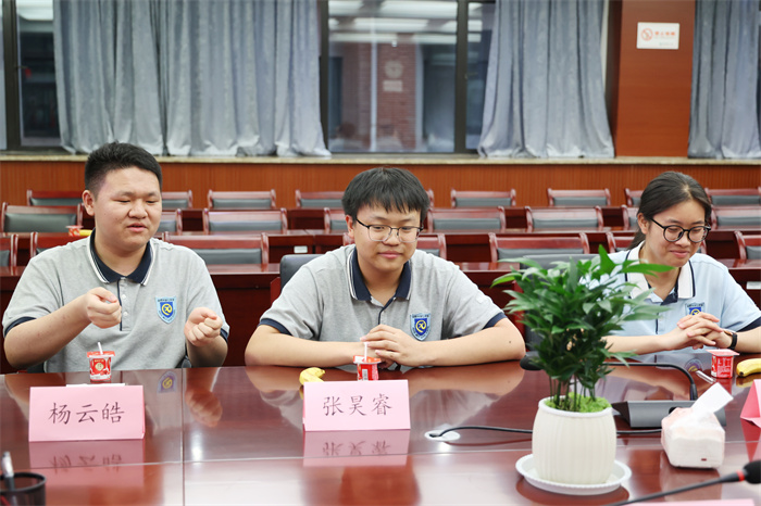 学校请高三学生吃饭,聊了什么?luck18平台这场晚餐会很有“温度”(图5) 学校请高三学生吃饭,聊了什么?luck18平台这场晚餐会很有“温度”(图5)