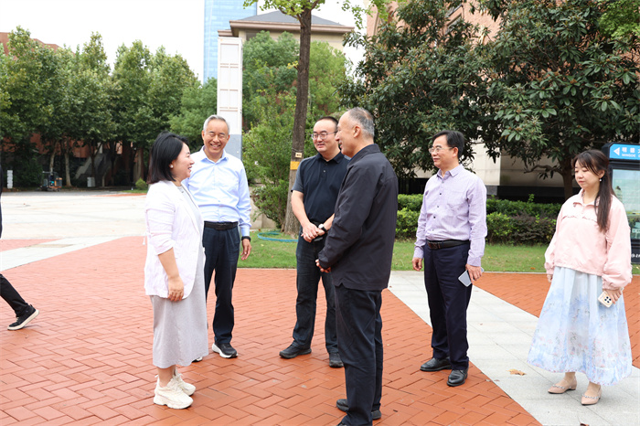 合肥市教育局领导莅临luck18平台调研慰问新疆高中班学子(图4) 合肥市教育局领导莅临luck18平台调研慰问新疆高中班学子(图4)
