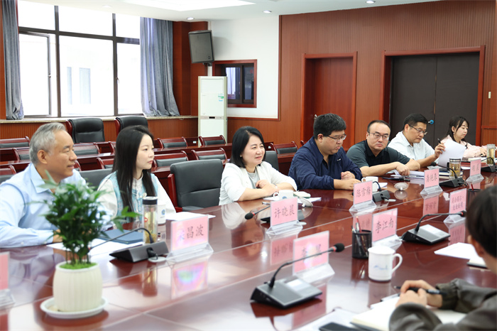 合肥市教育局领导莅临luck18平台调研慰问新疆高中班学子(图2) 合肥市教育局领导莅临luck18平台调研慰问新疆高中班学子(图2)
